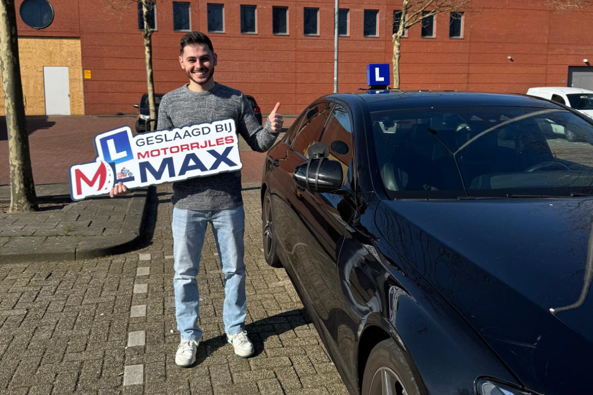Rijlessen bij Rijschool Max Leerling in lesauto